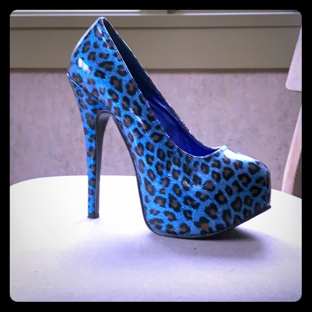 Blue cheetah pumps